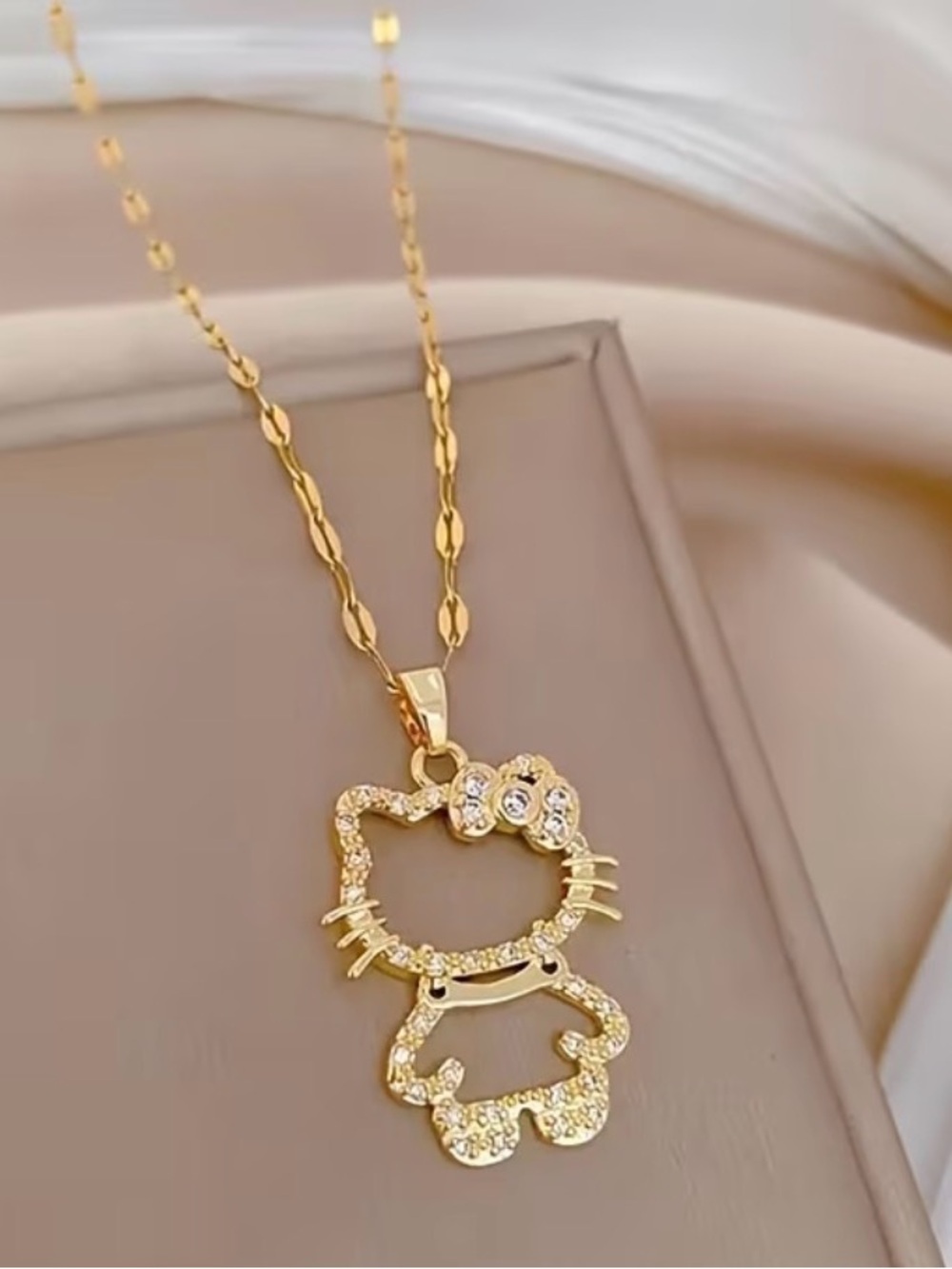 New Fashion Gold-tone Kitty Pendant Necklace with fashion Crystal Accents